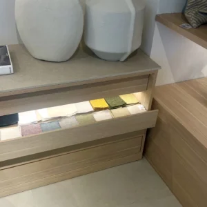 Dikigai Studio_IMG661 Detalle de Mobiliario a Medida con Muestrario de Textiles y Cerámica Wabi-Sabi