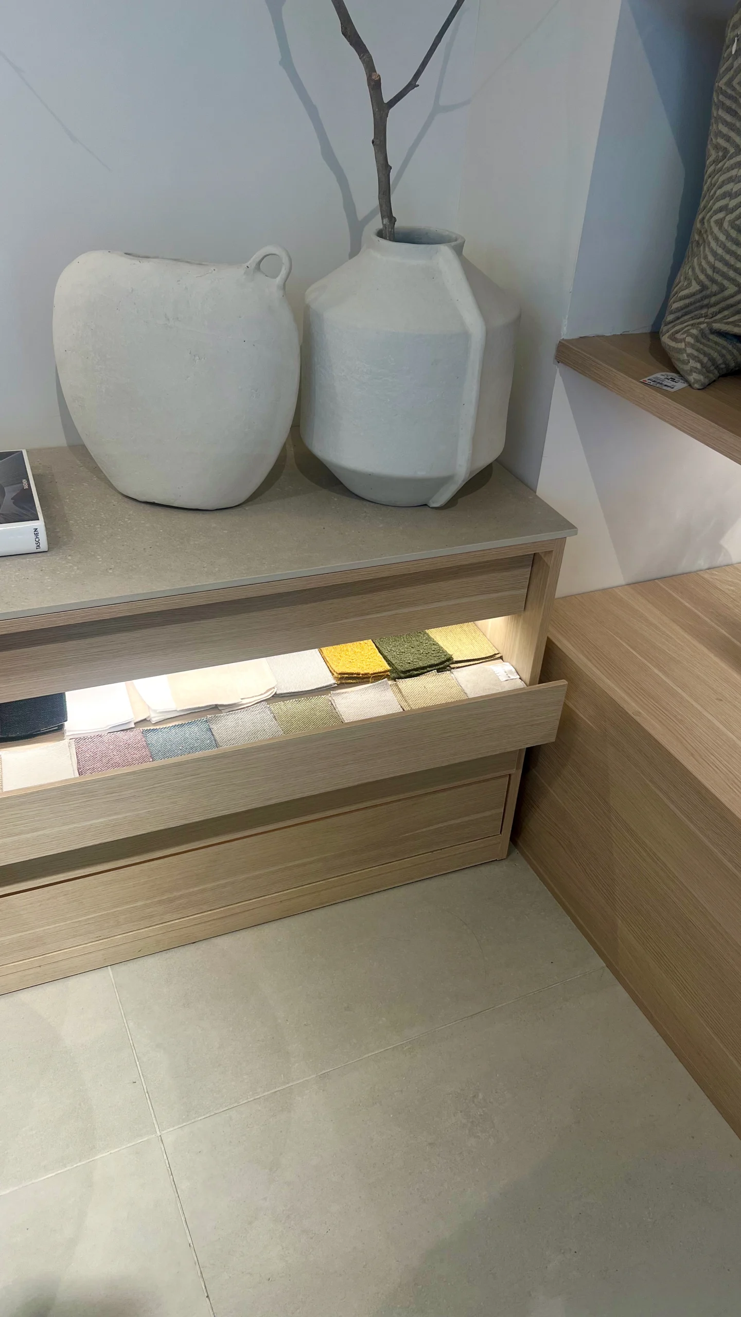Dikigai Studio_IMG661 Detalle de Mobiliario a Medida con Muestrario de Textiles y Cerámica Wabi-Sabi