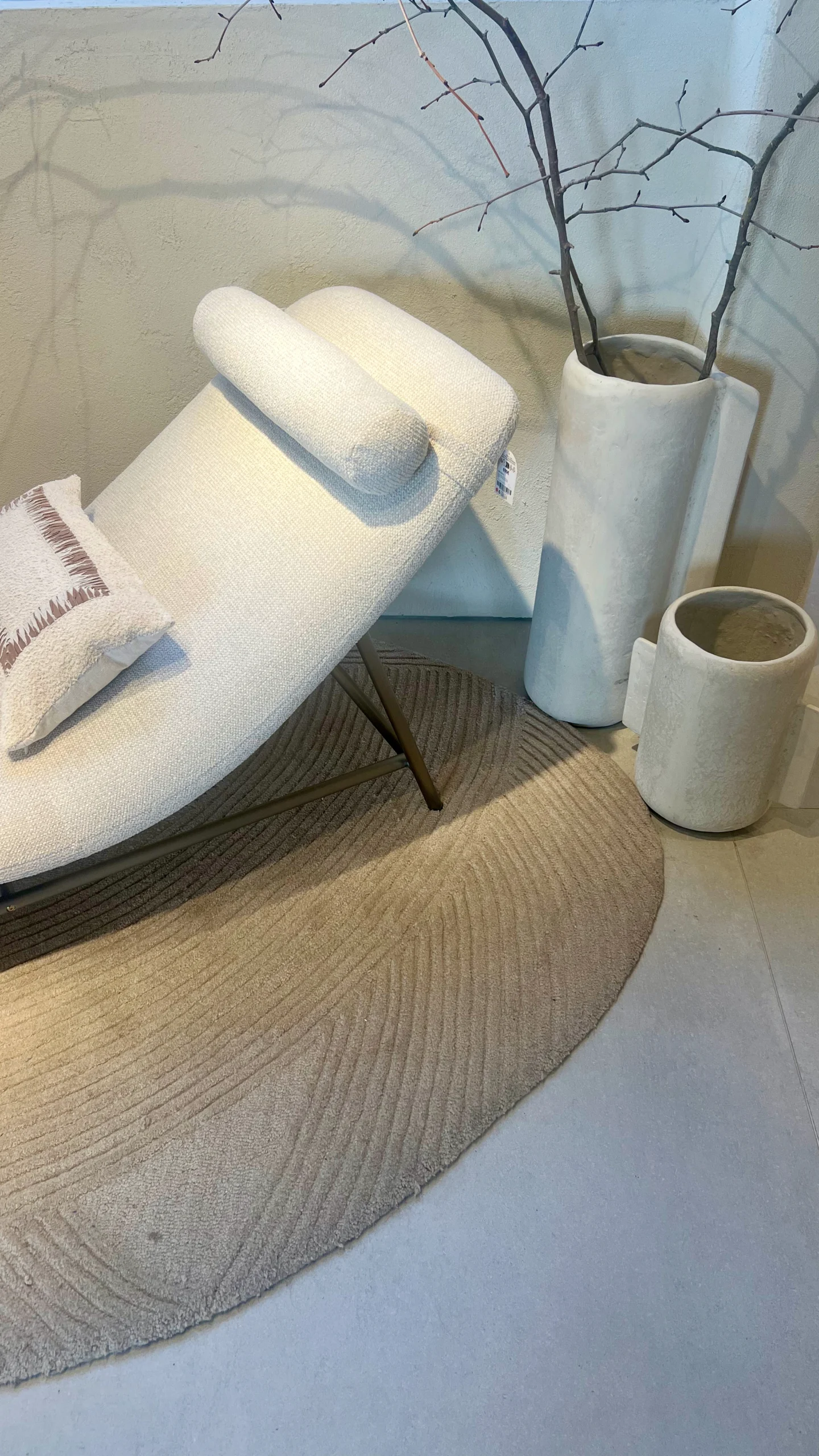 inicio Rincón de Lectura Minimalista con Chaise Longue Texturizado y Cerámica Artesanal