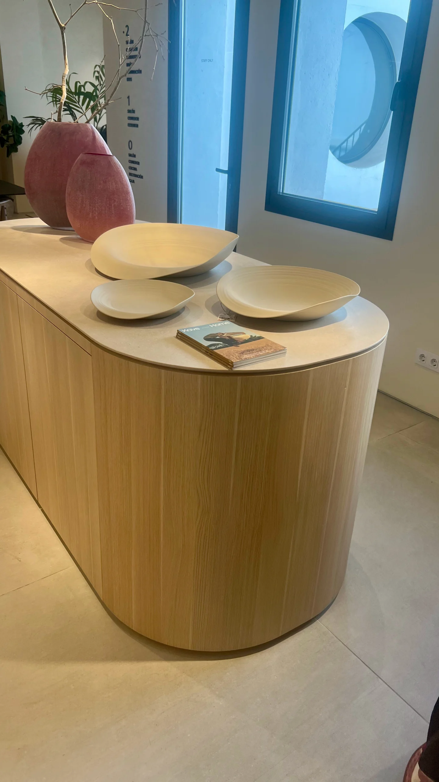 inicio Isla de Cocina Curva en Madera Clara con Decoración Orgánica