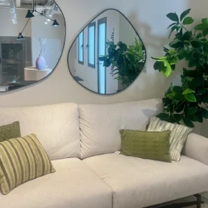 Salón Contemporáneo con Espejos Orgánicos y Sofá Neutro