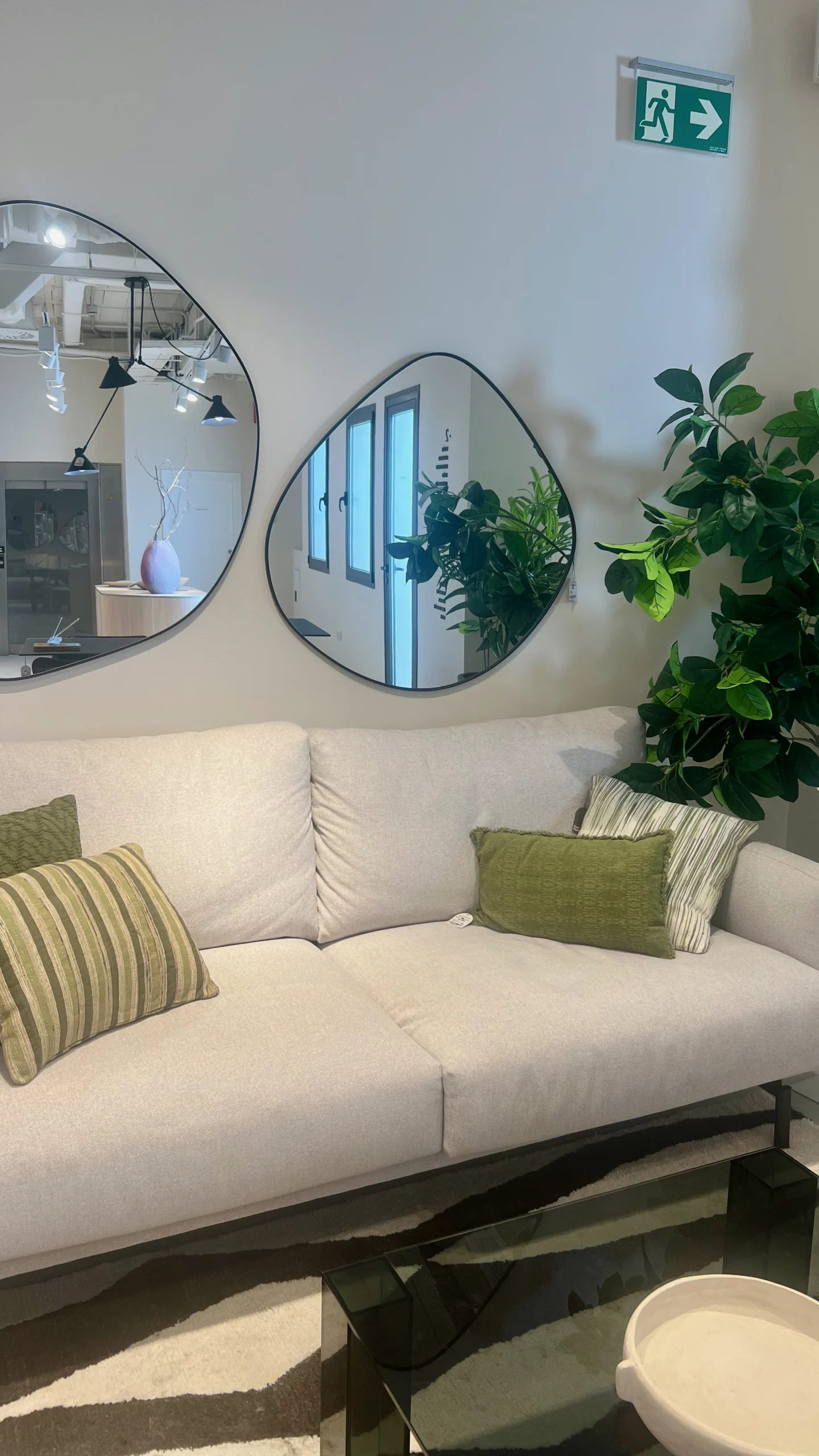 inicio Salón Contemporáneo con Espejos Orgánicos y Sofá Neutro