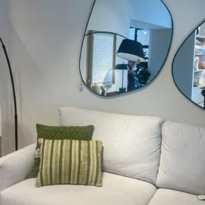 Salón Contemporáneo con Espejos Orgánicos y Sofá Neutro