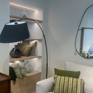 Salón Ecléctico con Sofá Neutro, Aparador Oscuro y Espejos Orgánicos