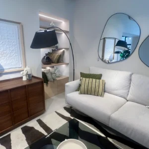 Salón Ecléctico con Sofá Neutro, Aparador Oscuro y Espejos Orgánicos