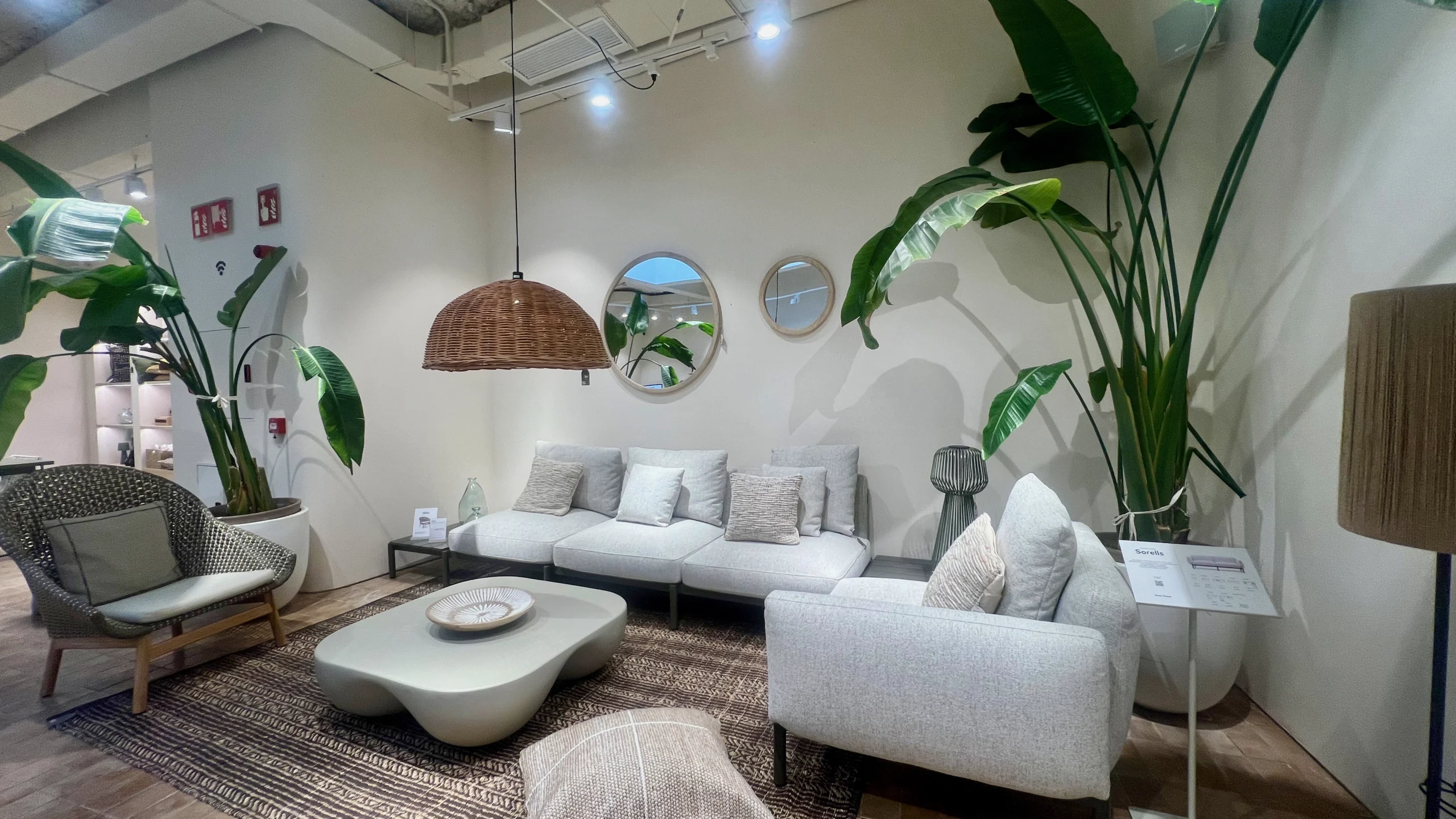 Salón de Estética Mediterránea con Mobiliario Natural y Suelo de Barro