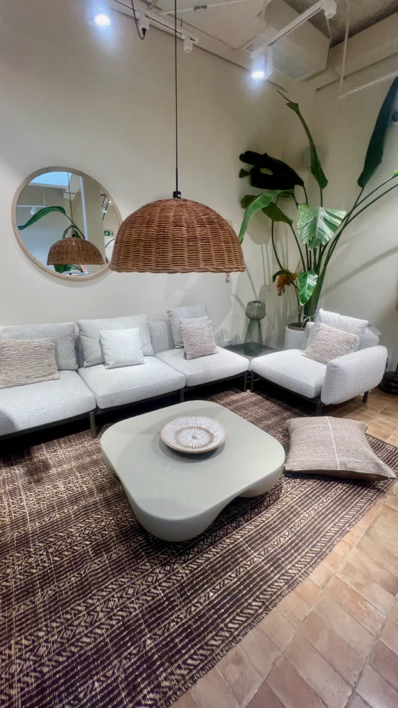 Salón Japandi con Lámpara de Mimbre y Mesa de Centro Orgánica
