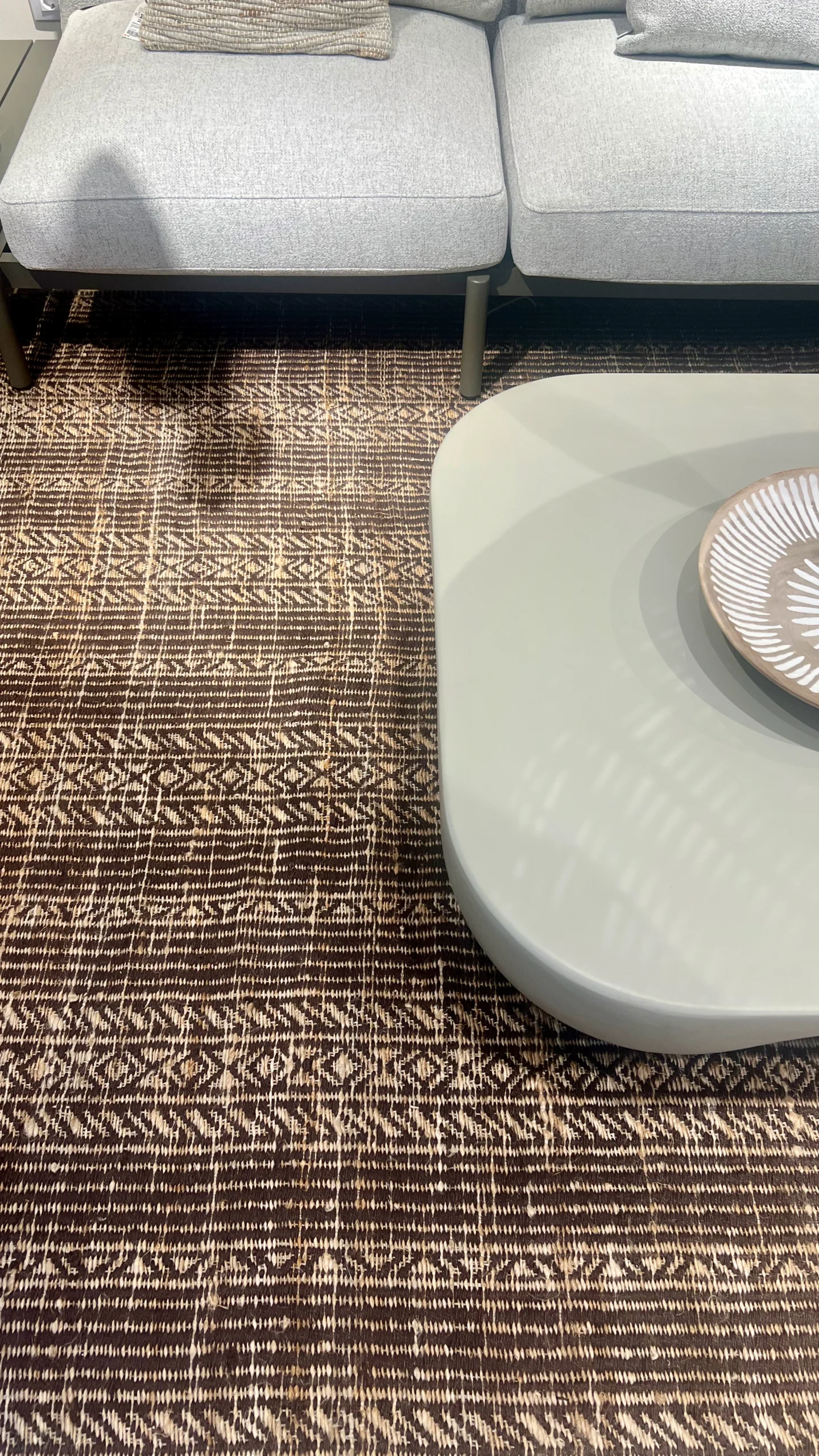 Detalle de Texturas en Salón Japandi: Mesa Orgánica y Alfombra de Fibra