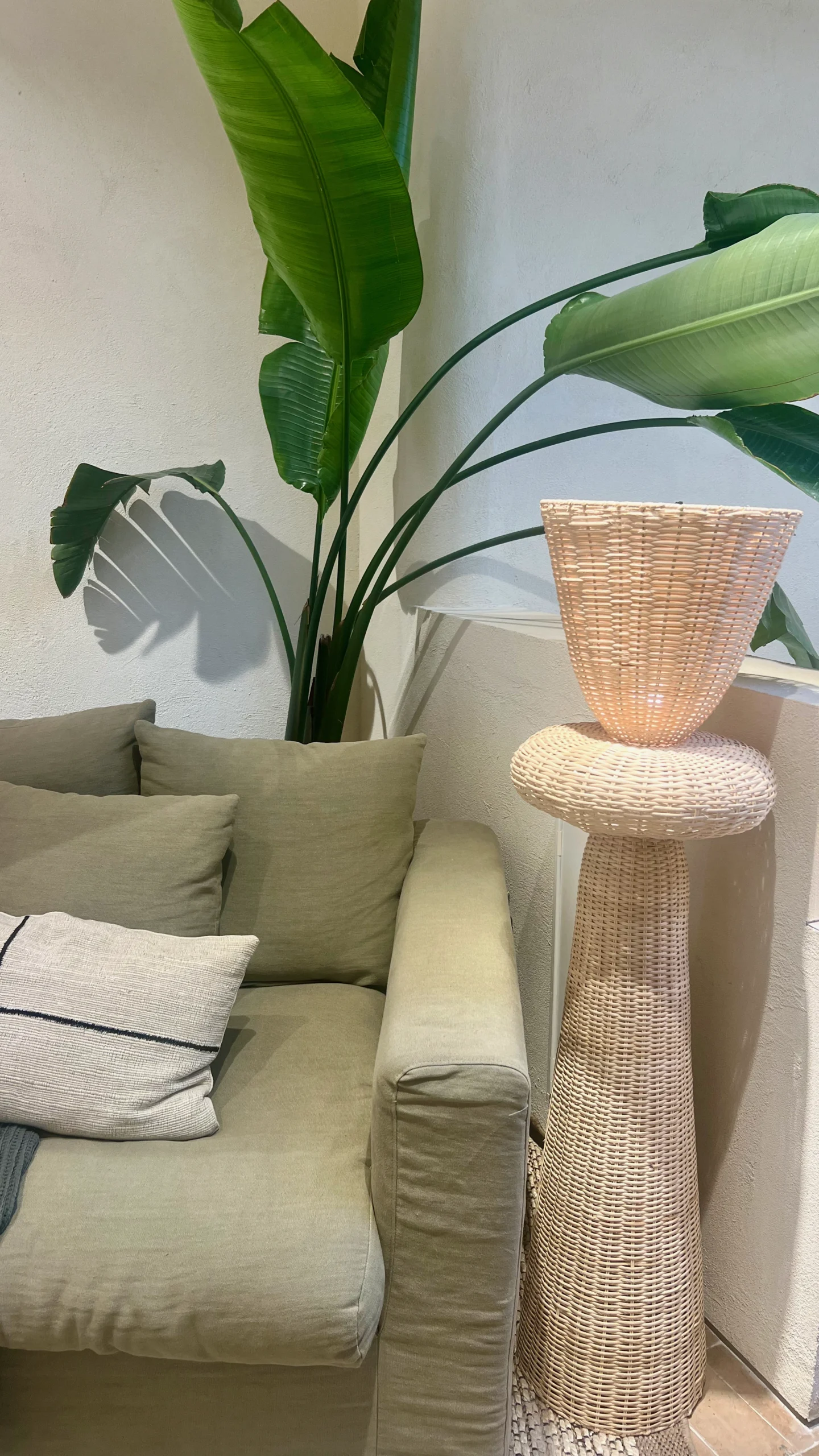 inicio Rincón de Estar Biofílico con Pedestal de Mimbre y Sofá de Lino