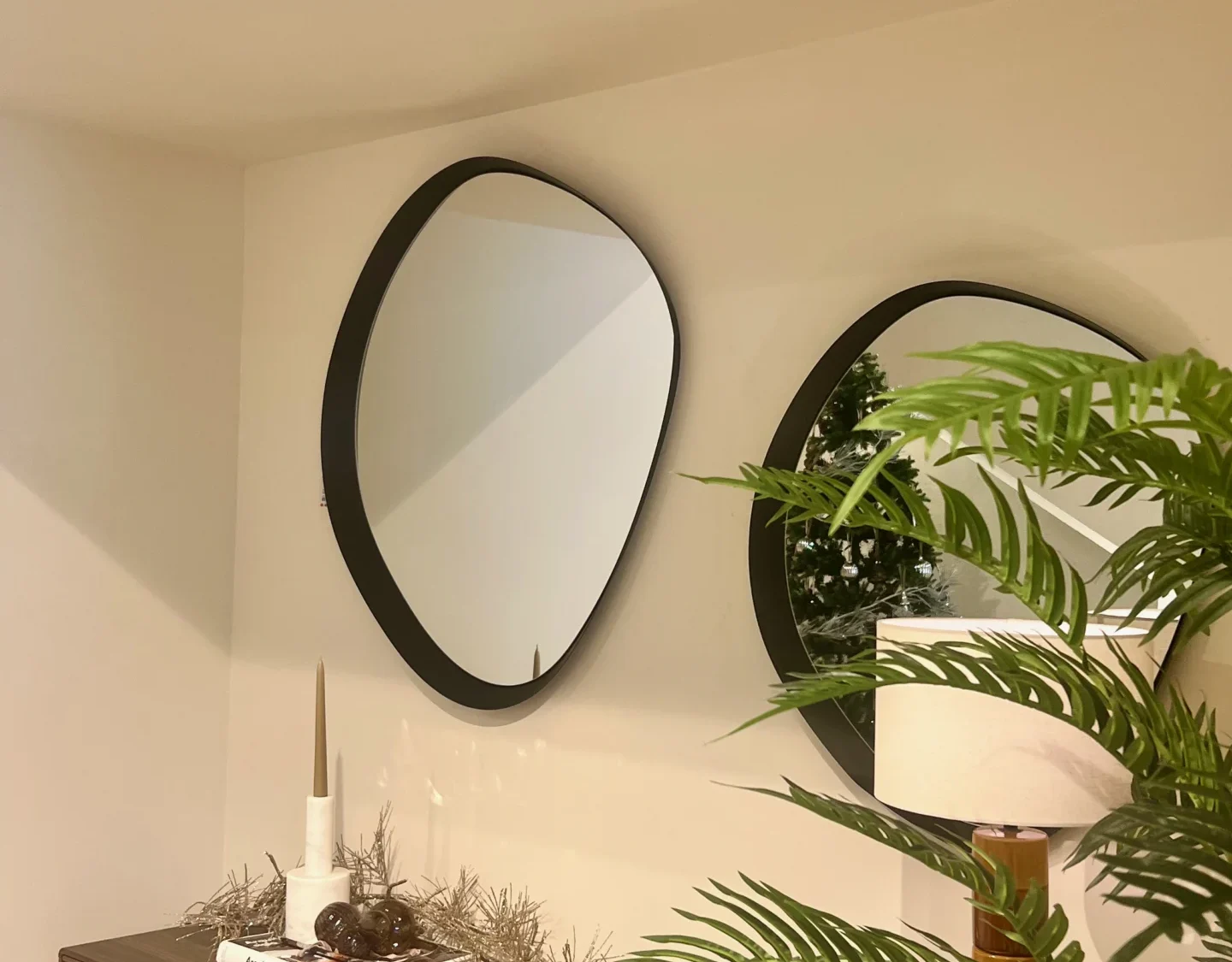 Recibidor Mid-Century con Aparador Listonado y Espejos Orgánicos