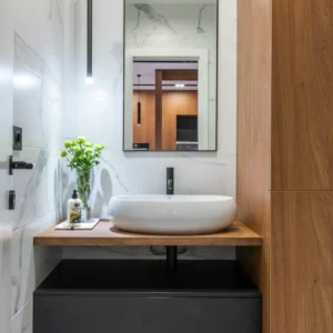 Dikigai Studio_IMG804 Baño con Mármol Blanco, Mueble Negro y Madera