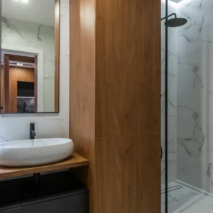 Dikigai Studio_IMG807 Baño con Mármol Blanco, Mueble Negro y Madera