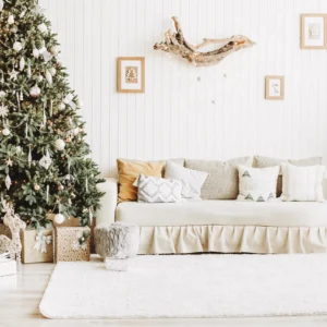 Salón Minimalista Nórdico con Texturas Beige y Toques Festivos Naturales