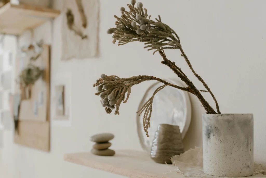 Detalle de Decoración Japandi con Cerámica y Lino