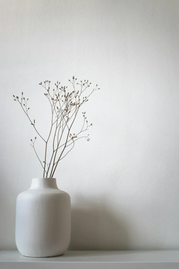 Bodegón Minimalista de Florero Cerámico