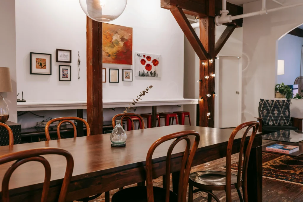 inicio Comedor Loft con Vigas de Madera y Arte