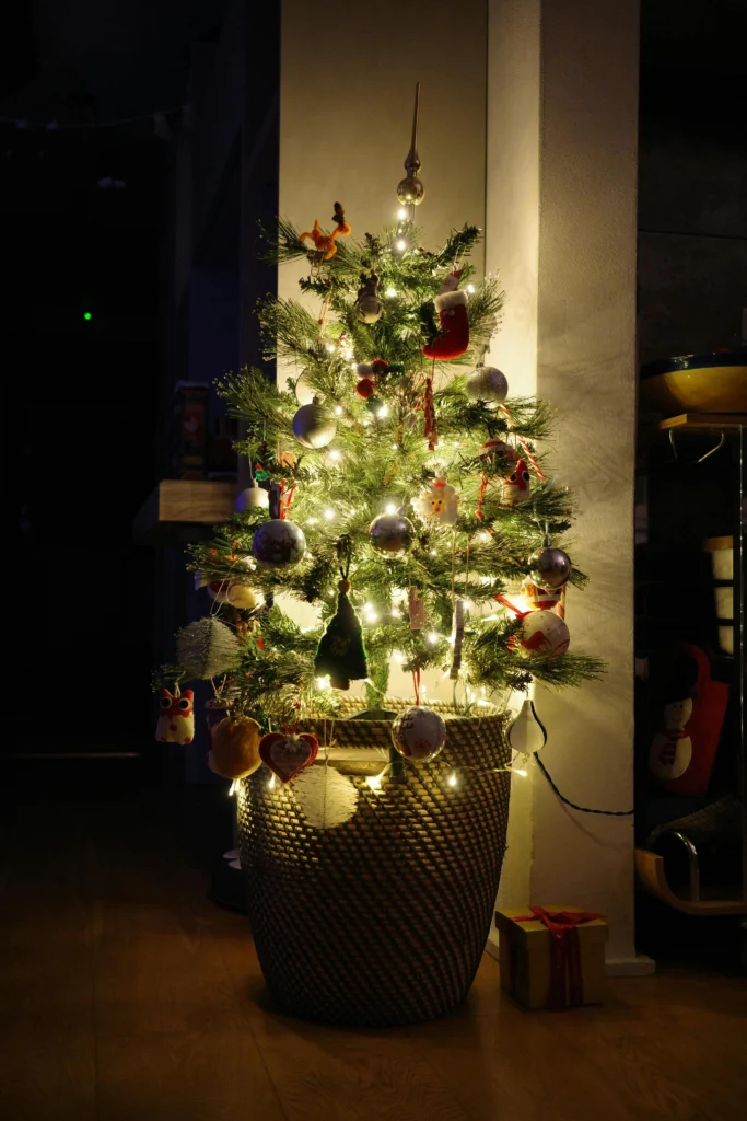 inicio Árbol Navideño en Cesta de Fibra y Luz