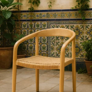 Silla de Madera Clara en Patio Andaluza