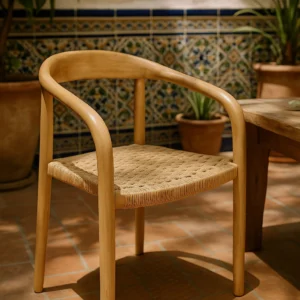 Silla de Madera Clara en Patio Andaluza