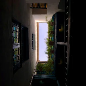 Patio Interior Andaluz con Balcones Azules