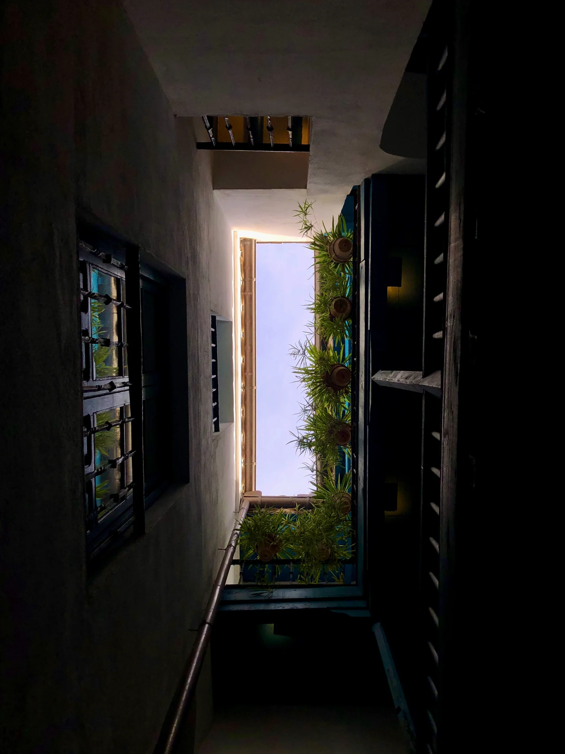 Patio Interior Andaluz con Balcones Azules