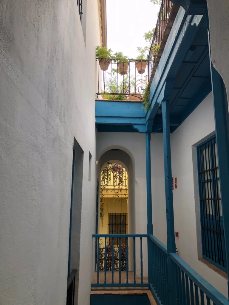 “Club Fontanar” Patio Interior Andaluz con Balcones Azules