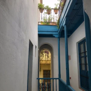 Patio Interior Andaluz con Balcones Azules